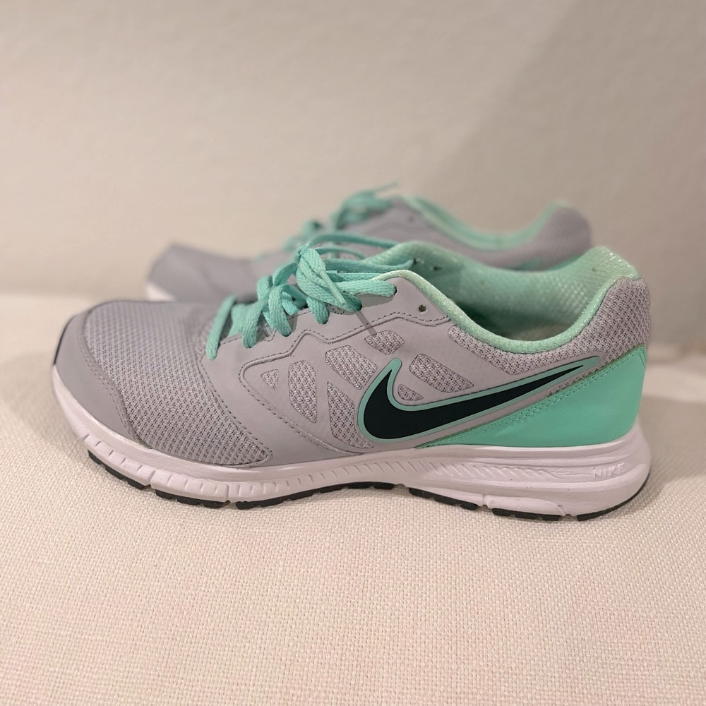 NIKE gray/turquoise Sneakers Size 10